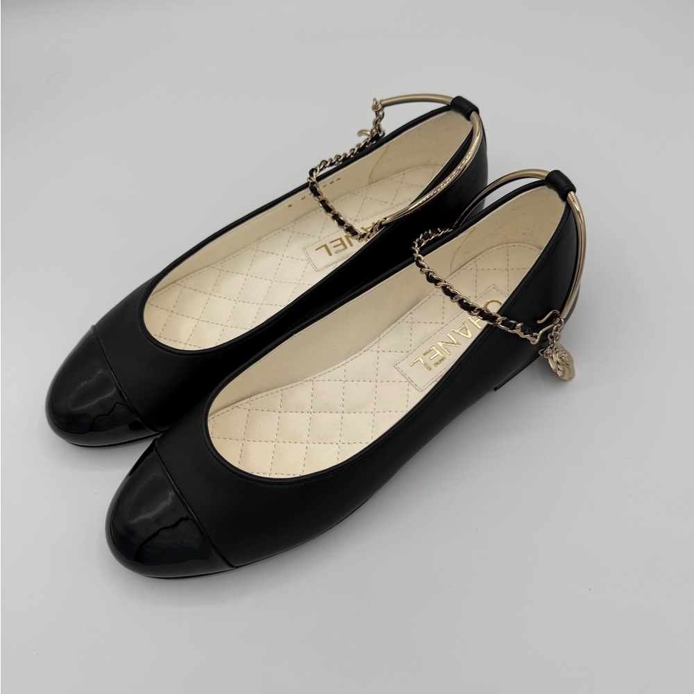Chanel Ballet Flats Black Lambskin Patent Cap Toe Chain CC Charm Size 38 NWT - Picture 2 of 12